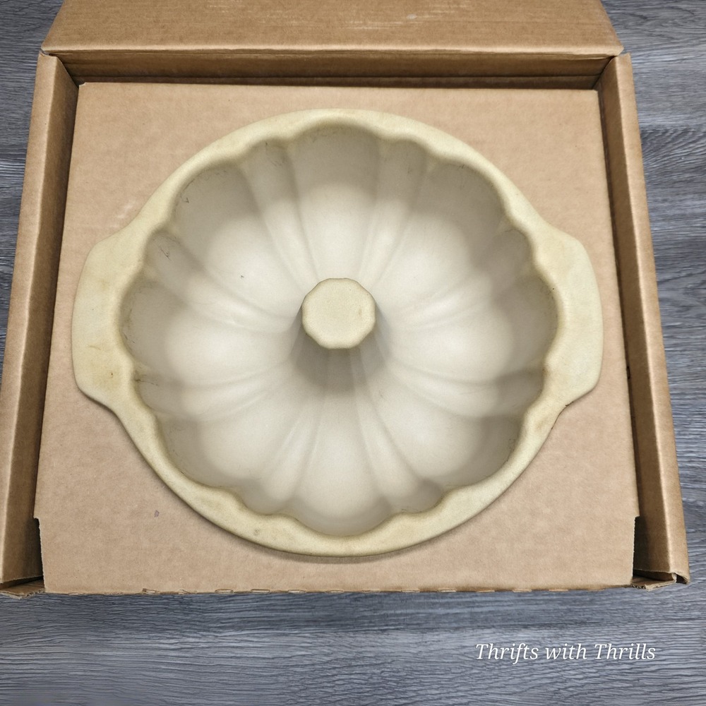 The Pampered Chef - Family Heritage Stoneware - Bundt Cake Pan #1440 - Bakeware